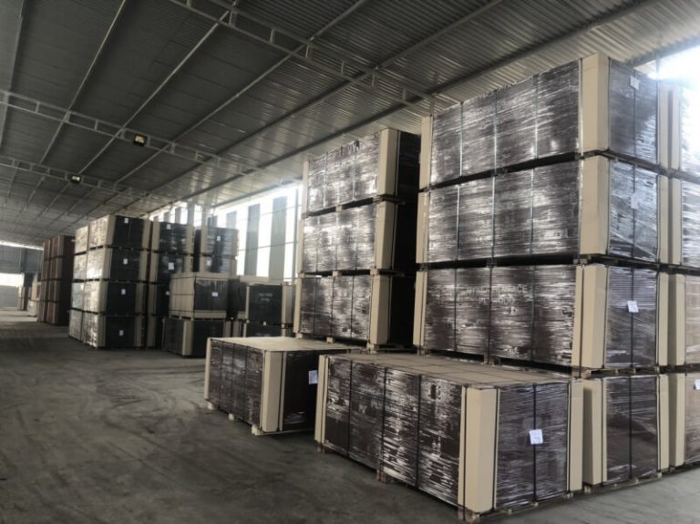 Blackedges with plastic wrap the plywood pallets and stacked on eachother at PHU CAU plywood factory