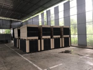 many black edges plywood pallets are stacked up on eachother at Phu Cau factory