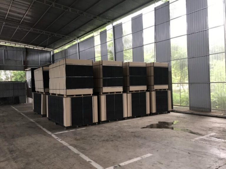 many black edges plywood pallets are stacked up on eachother at Phu Cau factory